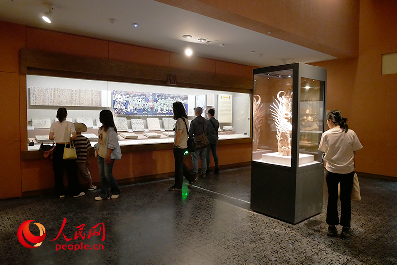 8月(yuè)22日(rì),不(bù)雅衆在敦煌市(shì)博物(wù)館參不(bù)雅展覽。東(dōng)談主民(mín)網記者 韋衍行(xíng)攝