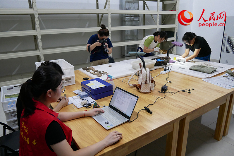 普查隊員(yuán)們正在庫房(fáng)內(nèi)使命。東(dōng)談主民(mín)網記者 韋衍行(xíng)攝